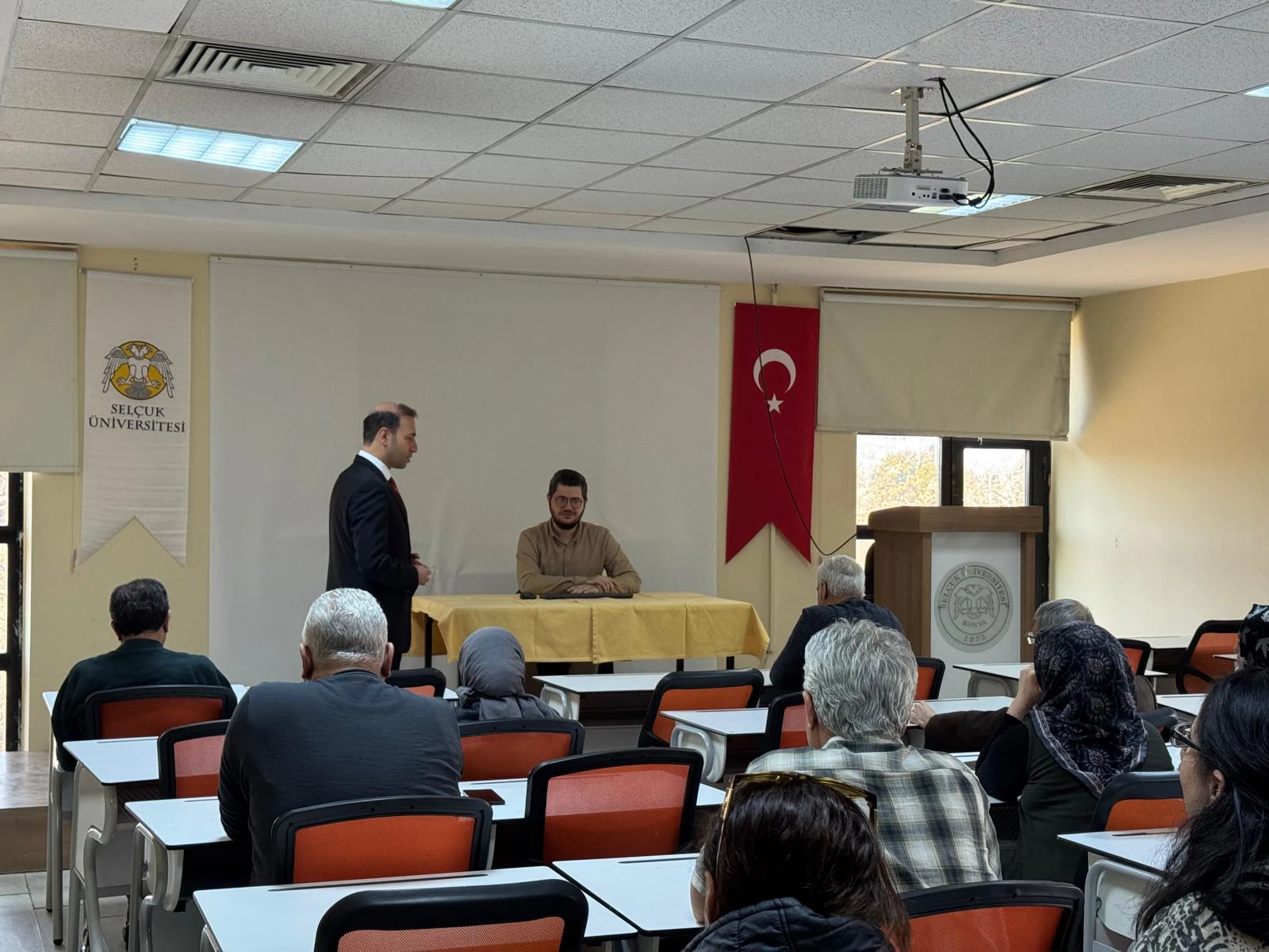 Kütüphanemizde "Kamusal Ahlak" Konulu Hizmet İçi Eğitim Gerçekleştirildi